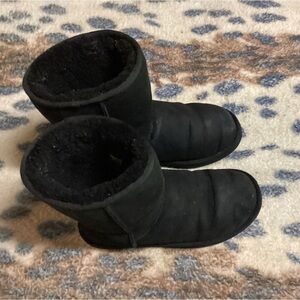 UGG WOMENS BLACK BOOTS.
